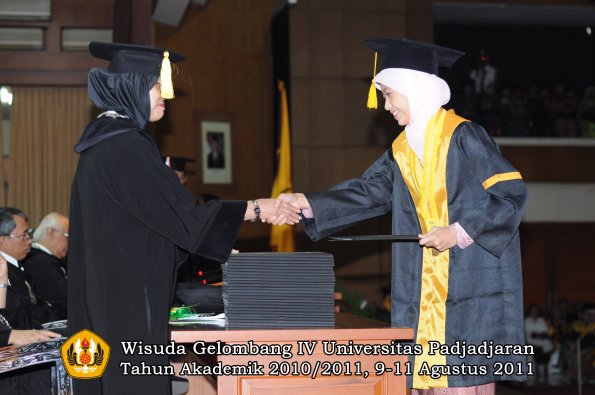 wisuda-fe-oleh-dekan-221