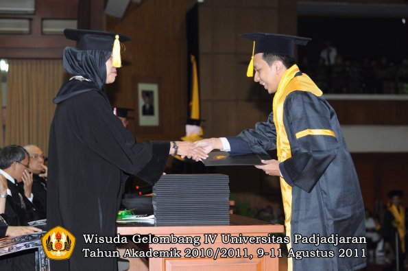 wisuda-fe-oleh-dekan-222