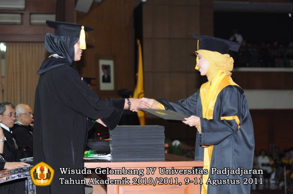 wisuda-fe-oleh-dekan-223