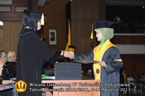 wisuda-fe-oleh-dekan-224