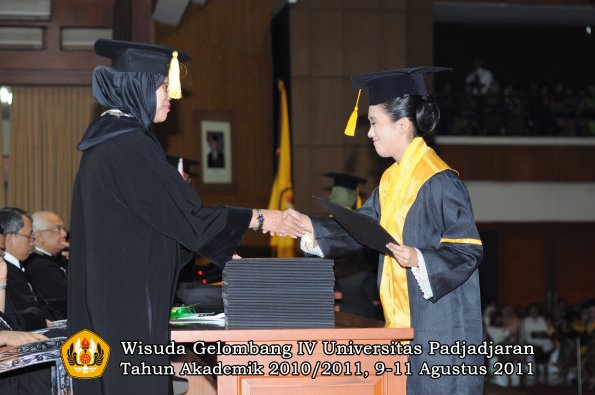 wisuda-fe-oleh-dekan-225