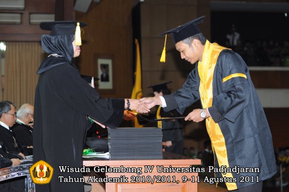 wisuda-fe-oleh-dekan-228