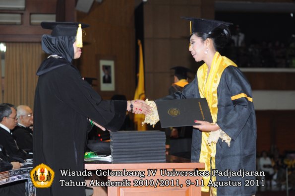 wisuda-fe-oleh-dekan-229