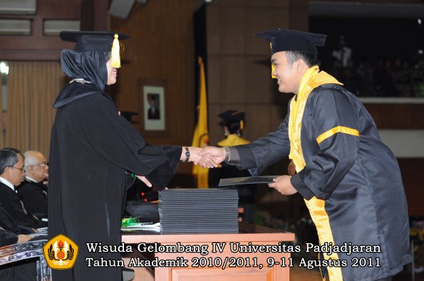 wisuda-fe-oleh-dekan-230