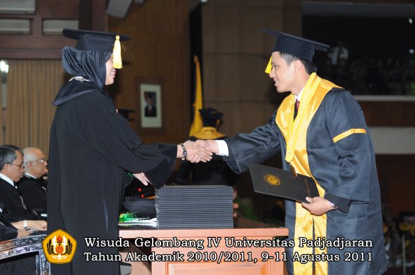 wisuda-fe-oleh-dekan-231