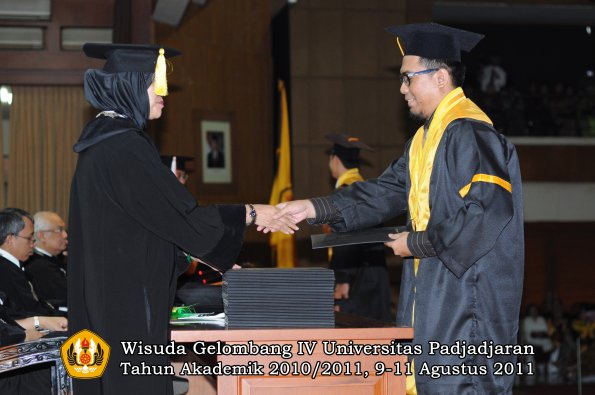 wisuda-fe-oleh-dekan-232