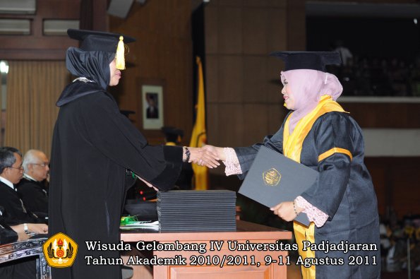 wisuda-fe-oleh-dekan-233