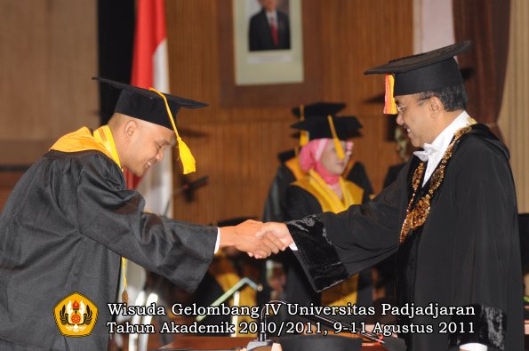wisuda-fe-oleh-rektor-006