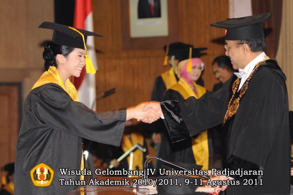 wisuda-fe-oleh-rektor-017