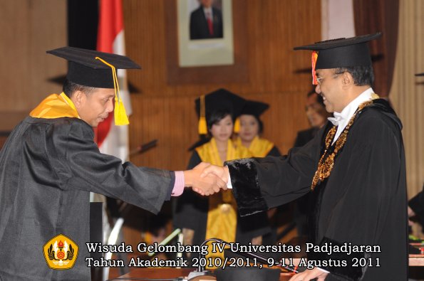 wisuda-fe-oleh-rektor-022