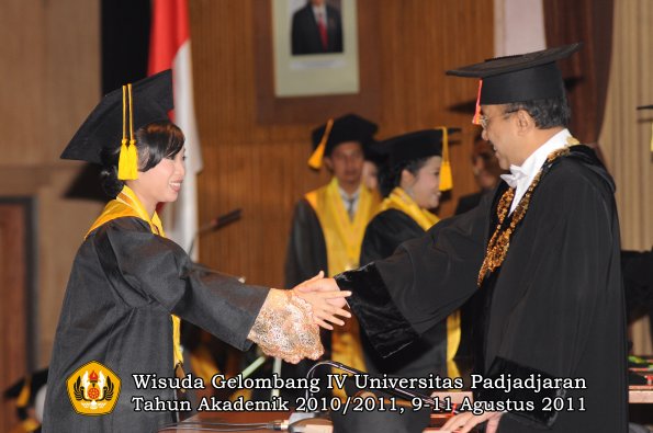 wisuda-fe-oleh-rektor-023