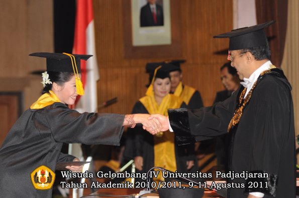 wisuda-fe-oleh-rektor-025