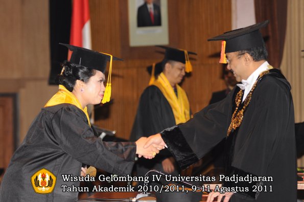 wisuda-fe-oleh-rektor-027