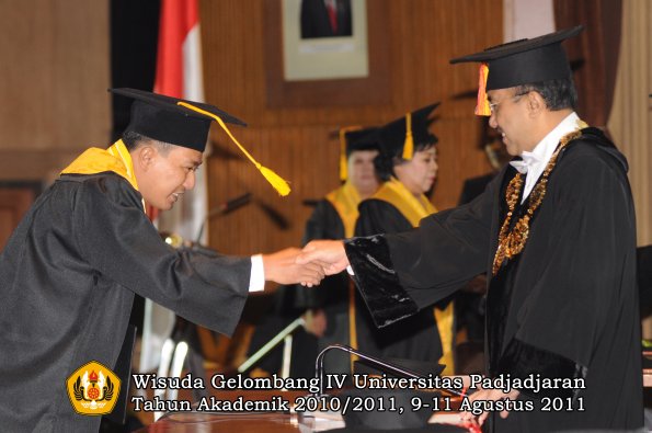 wisuda-fe-oleh-rektor-029