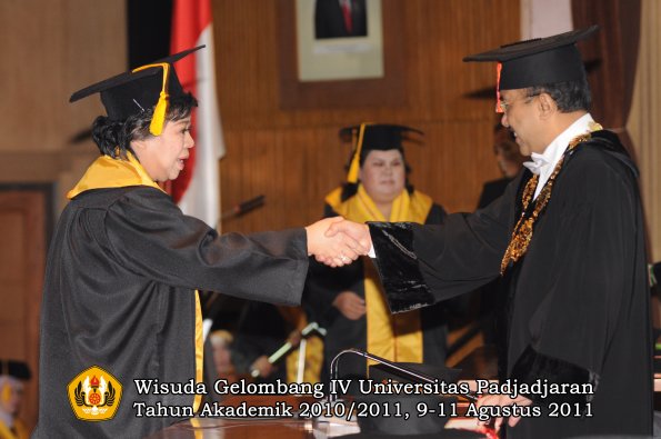 wisuda-fe-oleh-rektor-030