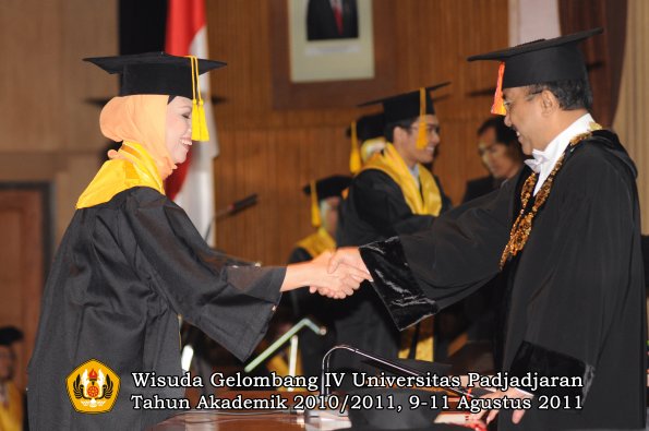 wisuda-fe-oleh-rektor-032