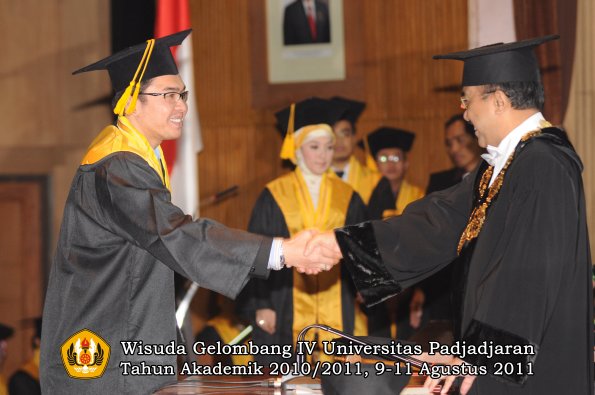 wisuda-fe-oleh-rektor-033