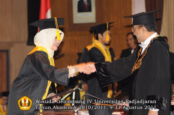 wisuda-fe-oleh-rektor-038