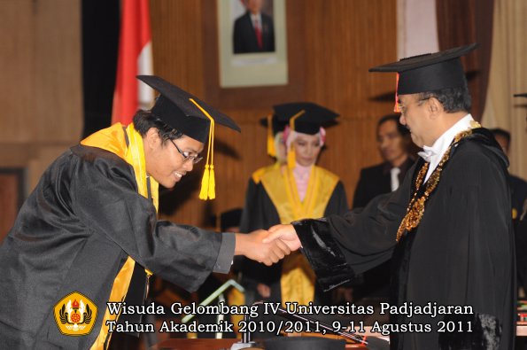 wisuda-fe-oleh-rektor-040