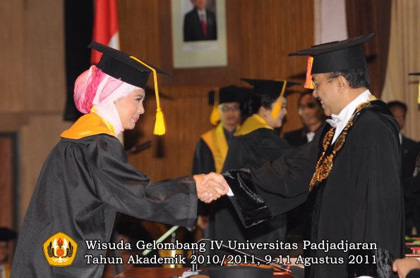 wisuda-fe-oleh-rektor-041