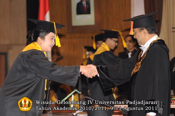 wisuda-fe-oleh-rektor-042