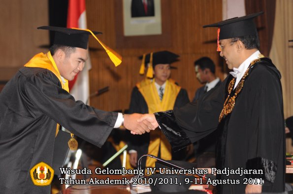 wisuda-fe-oleh-rektor-046