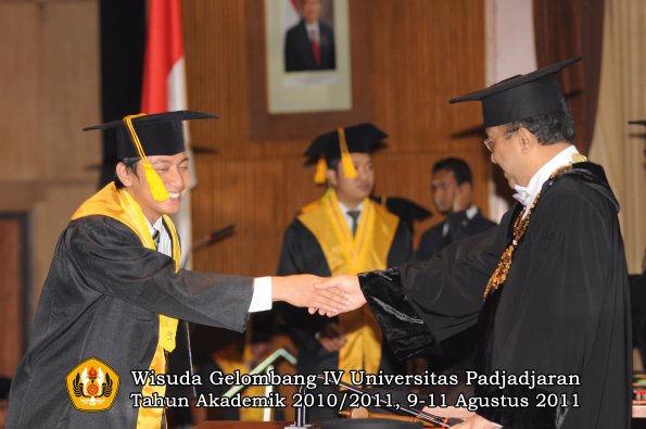 wisuda-fe-oleh-rektor-047