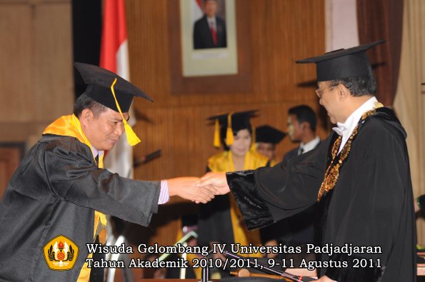 wisuda-fe-oleh-rektor-051