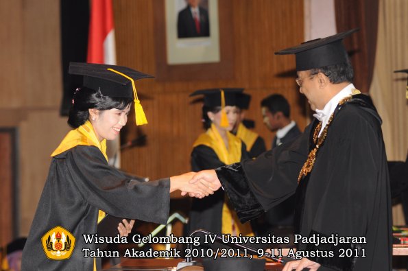 wisuda-fe-oleh-rektor-052