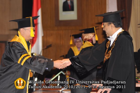 wisuda-fe-oleh-rektor-054