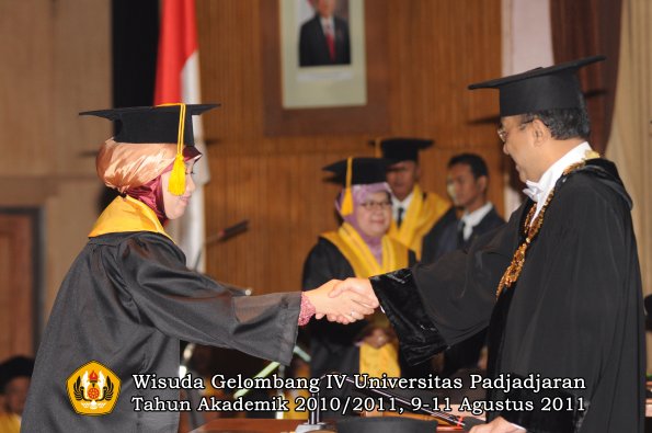 wisuda-fe-oleh-rektor-055