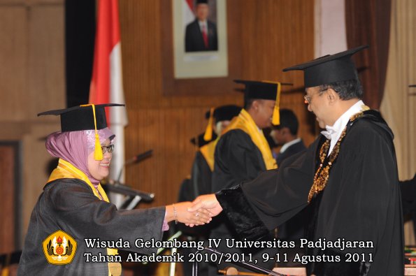 wisuda-fe-oleh-rektor-056