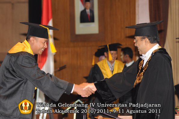 wisuda-fe-oleh-rektor-057