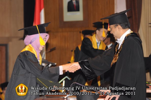 wisuda-fe-oleh-rektor-059