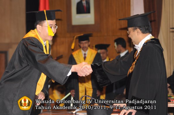 wisuda-fe-oleh-rektor-060