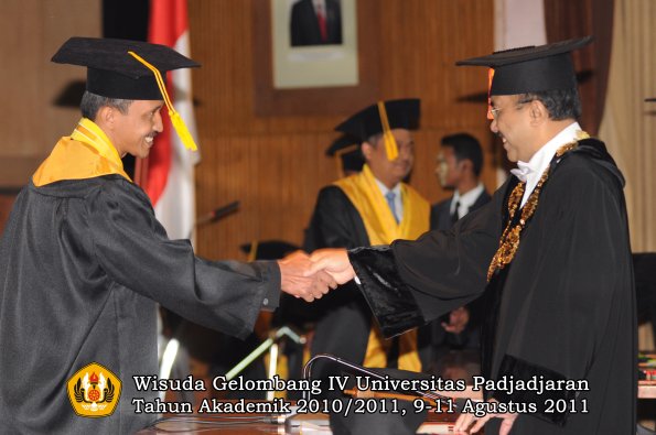 wisuda-fe-oleh-rektor-061