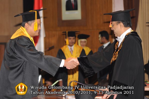 wisuda-fe-oleh-rektor-062