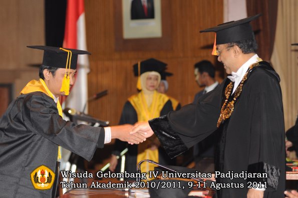 wisuda-fe-oleh-rektor-063