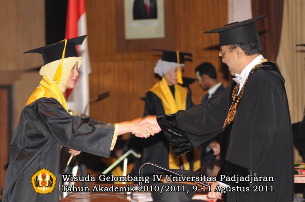 wisuda-fe-oleh-rektor-064