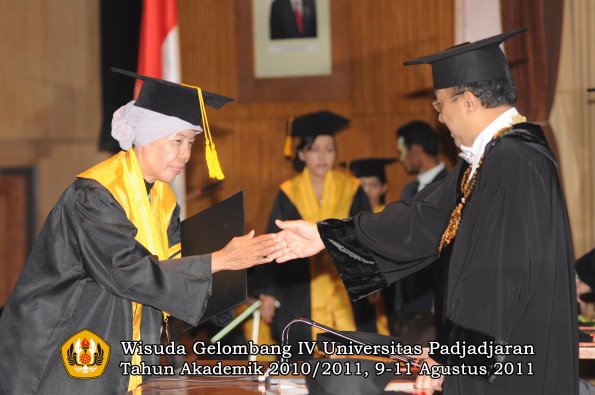 wisuda-fe-oleh-rektor-065