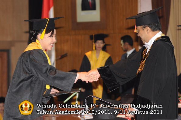 wisuda-fe-oleh-rektor-066