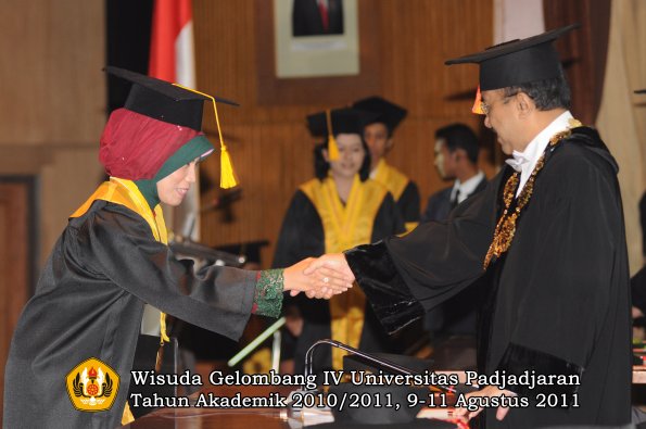 wisuda-fe-oleh-rektor-068