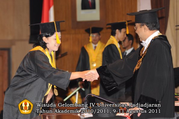 wisuda-fe-oleh-rektor-069