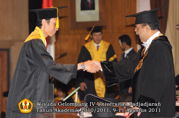 wisuda-fe-oleh-rektor-070