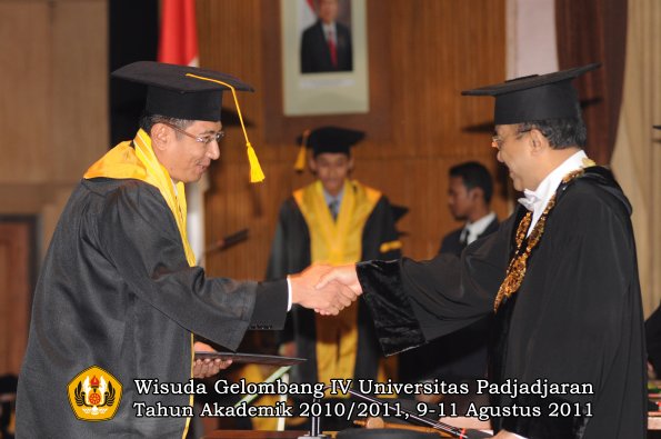 wisuda-fe-oleh-rektor-071