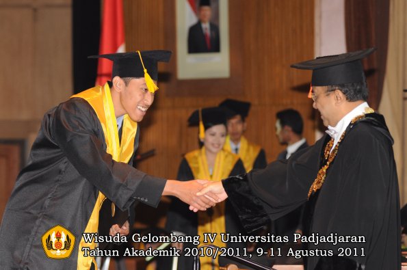 wisuda-fe-oleh-rektor-072