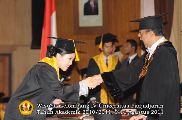 wisuda-fe-oleh-rektor-073