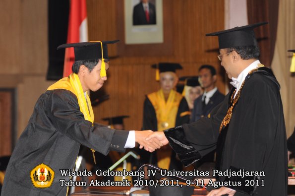 wisuda-fe-oleh-rektor-074