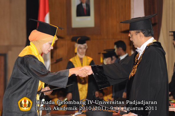 wisuda-fe-oleh-rektor-075