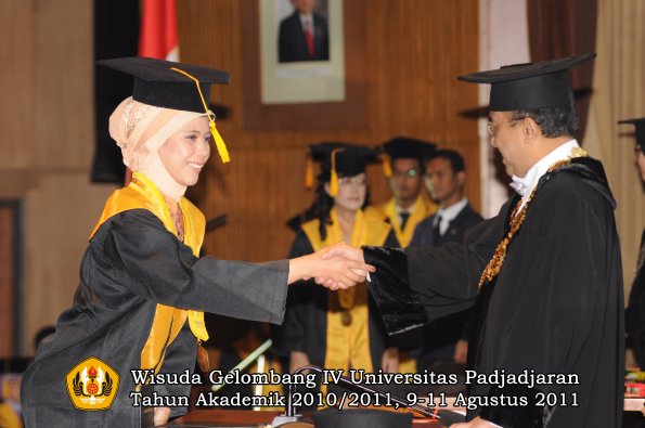 wisuda-fe-oleh-rektor-076